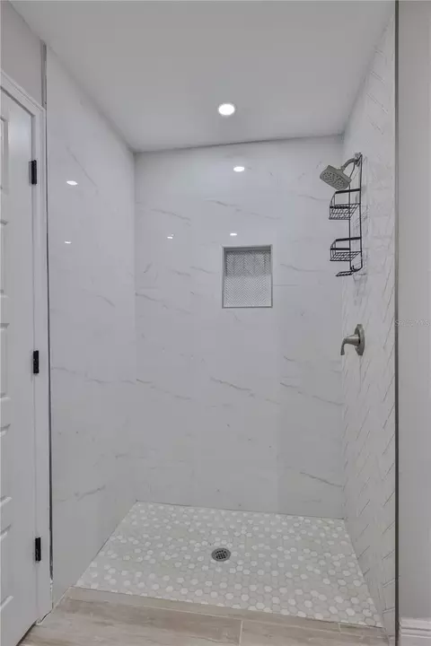 Bath - 1013 13th St E, Bradenton, FL 34208 photo 4 of 10