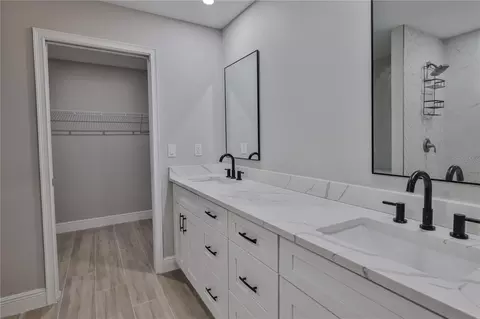Bath - 1013 13th St E, Bradenton, FL 34208 photo 2 of 10