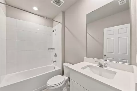 Bath - 5291 Meredrew Ln, Saint Cloud, FL 34771 photo 3 of 4