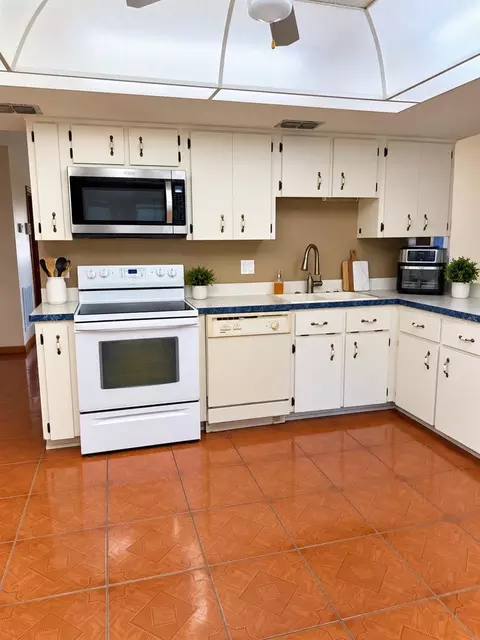 Kitchen - 16804 SW 39th Cir, Ocala, FL 34473 photo 2 of 5