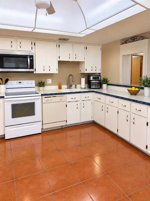 Kitchen - 16804 SW 39th Cir, Ocala, FL 34473 photo 1 of 5