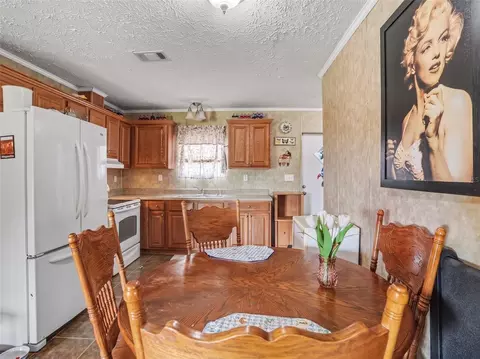 Dining - 11121 Lithia Pinecrest Rd, Lithia, FL 33547 photo 1 of 1