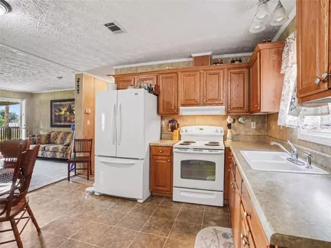 Kitchen - 11121 Lithia Pinecrest Rd, Lithia, FL 33547 photo 1 of 1