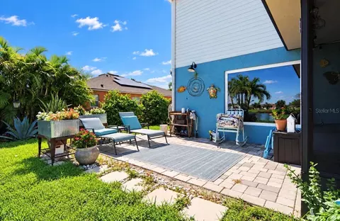 Exterior - 337 Star Shell Dr, Apollo Beach, FL 33572 photo 2 of 9