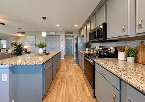 Kitchen - 337 Star Shell Dr, Apollo Beach, FL 33572 photo 4 of 6