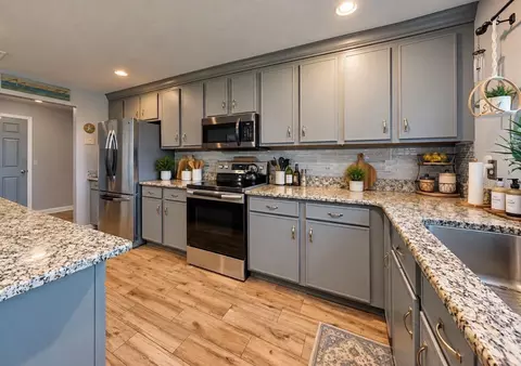 Kitchen - 337 Star Shell Dr, Apollo Beach, FL 33572 photo 5 of 6