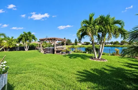 Exterior - 337 Star Shell Dr, Apollo Beach, FL 33572 photo 3 of 9