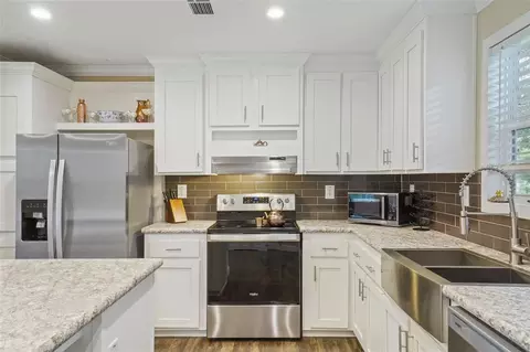Kitchen - 12713 Darren Pl, Riverview, FL 33579 photo 4 of 6