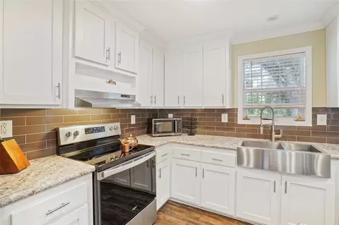 Kitchen - 12713 Darren Pl, Riverview, FL 33579 photo 5 of 6