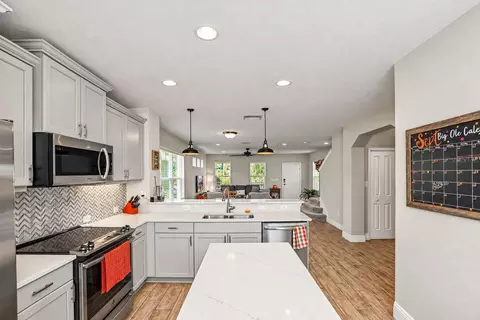 Kitchen - 3820 Shimmering Oaks Dr, Parrish, FL 34219 photo 4 of 4