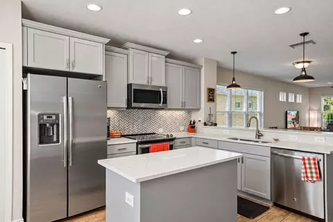 Kitchen - 3820 Shimmering Oaks Dr, Parrish, FL 34219 photo 3 of 4