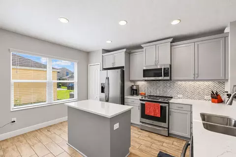 Kitchen - 3820 Shimmering Oaks Dr, Parrish, FL 34219 photo 2 of 4