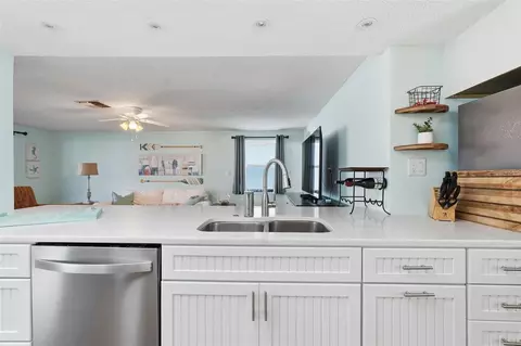 Kitchen - 13614 Evelane Dr, Hudson, FL 34667 photo 5 of 6
