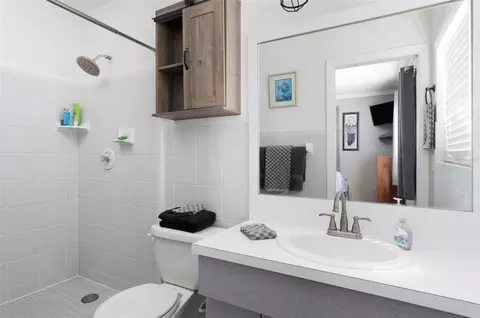 Bath - 397 36th St SE, Largo, FL 33771 photo 1 of 3