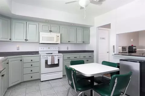 Kitchen - 397 36th St SE, Largo, FL 33771 photo 1 of 2