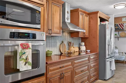 Kitchen - 906 Retriever Ave, Seffner, FL 33584 photo 4 of 7
