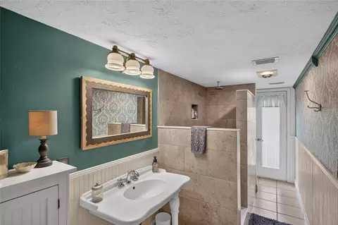 Bath - 906 Retriever Ave, Seffner, FL 33584 photo 5 of 8