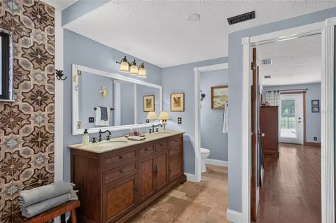 Bath - 906 Retriever Ave, Seffner, FL 33584 photo 1 of 8