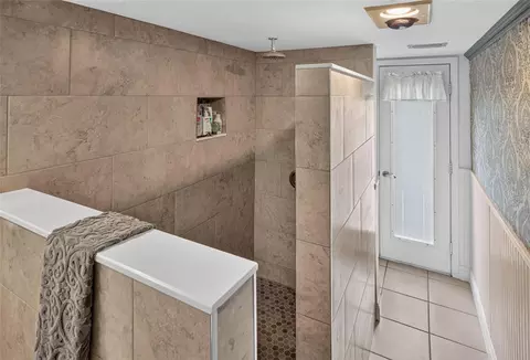 Bath - 906 Retriever Ave, Seffner, FL 33584 photo 8 of 8