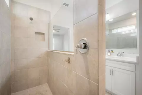 Bath - 13157 Peachleaf Ave, Riverview, FL 33579 photo 2 of 4