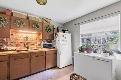Kitchen - 373 5th St NW, Largo, FL 33770 photo 9 of 10
