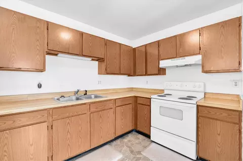 Kitchen - 373 5th St NW, Largo, FL 33770 photo 8 of 10