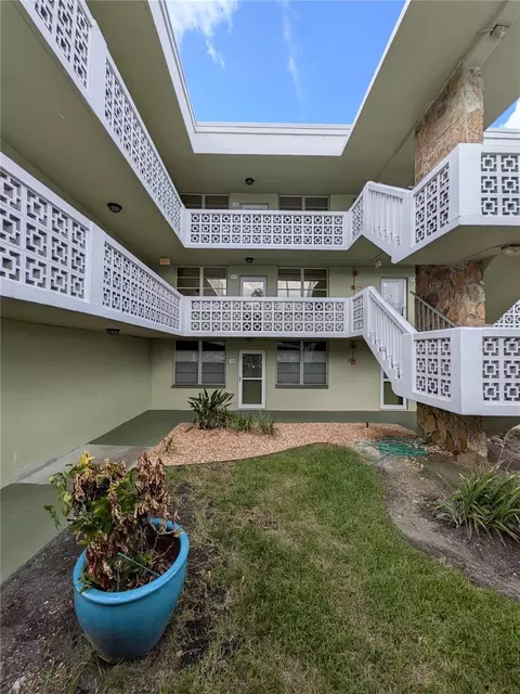 4885 1st St NE #216, Saint Petersburg, FL 33703