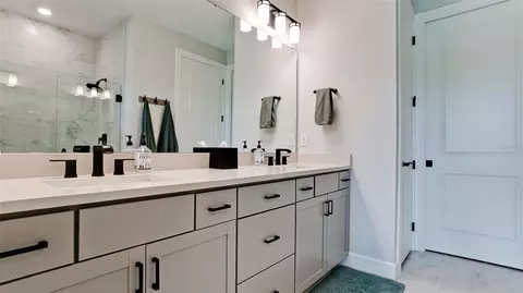 Bath - 10511 Spring Tide Way, Parrish, FL 34219 photo 3 of 4