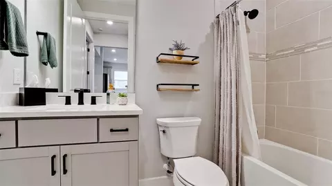 Bath - 10511 Spring Tide Way, Parrish, FL 34219 photo 4 of 4