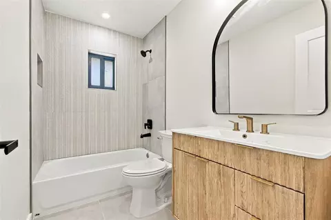 Bath - 3671 Pine Rd, Venice, FL 34293 photo 4 of 5