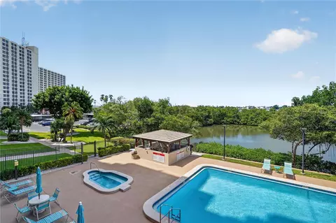 7050 Sunset Dr S #211, South Pasadena, FL 33707