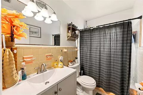Bath - 1154 Angle Rd, Dunedin, FL 34698 photo 1 of 2