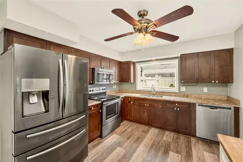 Kitchen - 809 Jacaranda Dr, Largo, FL 33770 photo 4 of 5