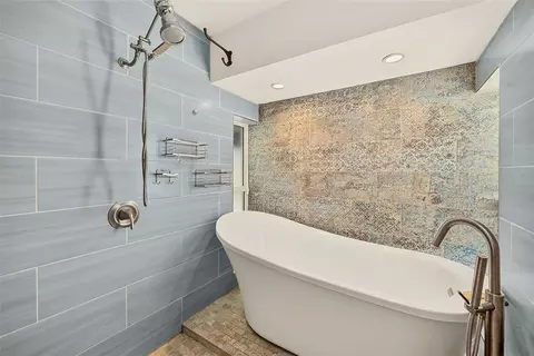 Bath - 809 Jacaranda Dr, Largo, FL 33770 photo 5 of 5