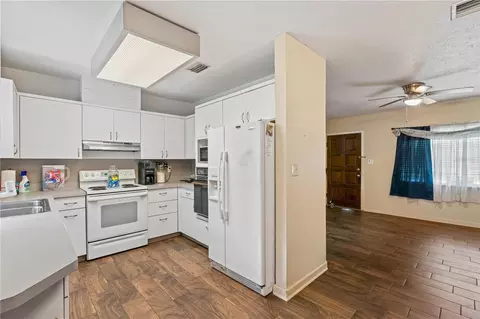 Kitchen - 5217 Peach Ave, Seffner, FL 33584 photo 2 of 3