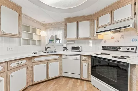 Kitchen - 764 Royal Palm Cir #764, Largo, FL 33778 photo 4 of 6