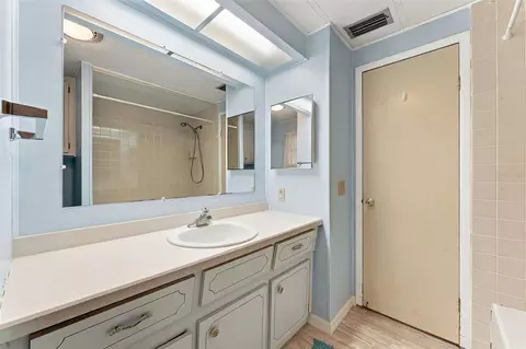Bath - 764 Royal Palm Cir #764, Largo, FL 33778 photo 4 of 6
