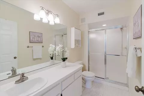 Bath - 2209 Utopian Dr E #207, Clearwater, FL 33763 photo 2 of 5