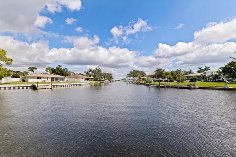 1894 Tanglewood Dr NE, Saint Petersburg, FL 33702