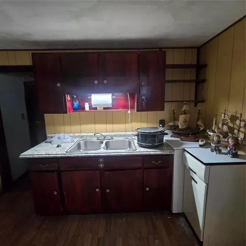 Kitchen - 304 Palm Ave, Seffner, FL 33584 photo 1 of 3