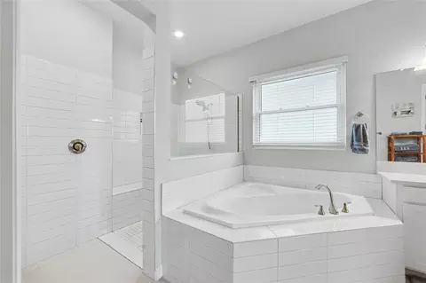 Bath - 12220 Violet Jasper Dr, Parrish, FL 34219 photo 2 of 5