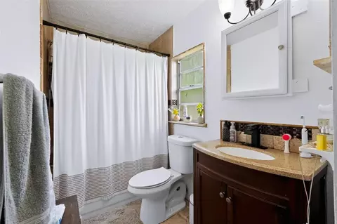 Bath - 2409 Giddens Ave, Seffner, FL 33584 photo 3 of 3