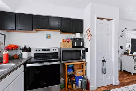 Kitchen - 2409 Giddens Ave, Seffner, FL 33584 photo 6 of 7