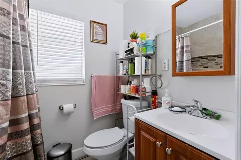 Bath - 2409 Giddens Ave, Seffner, FL 33584 photo 1 of 3