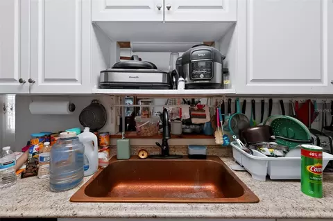 Kitchen - 2409 Giddens Ave, Seffner, FL 33584 photo 4 of 7