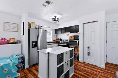 Kitchen - 2409 Giddens Ave, Seffner, FL 33584 photo 5 of 7