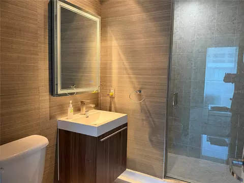 Bath - 60 SW 13th St #5212, Miami, FL 33130 photo 1 of 6