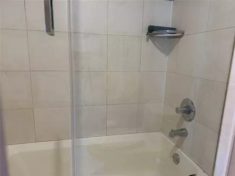 Bath - 60 SW 13th St #5212, Miami, FL 33130 photo 4 of 6