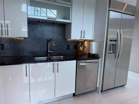 Kitchen - 60 SW 13th St #5212, Miami, FL 33130 photo 3 of 4