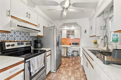 Kitchen - 980 7th St NW #1A, Largo, FL 33770 photo 4 of 6